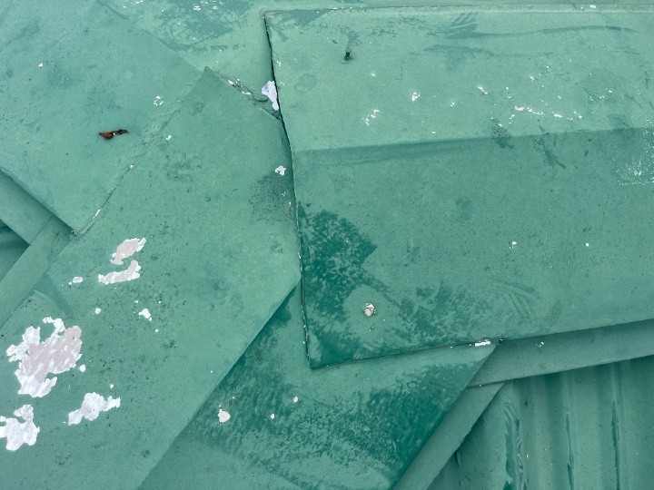 一部、棟板金の納め方があまり適切でない箇所